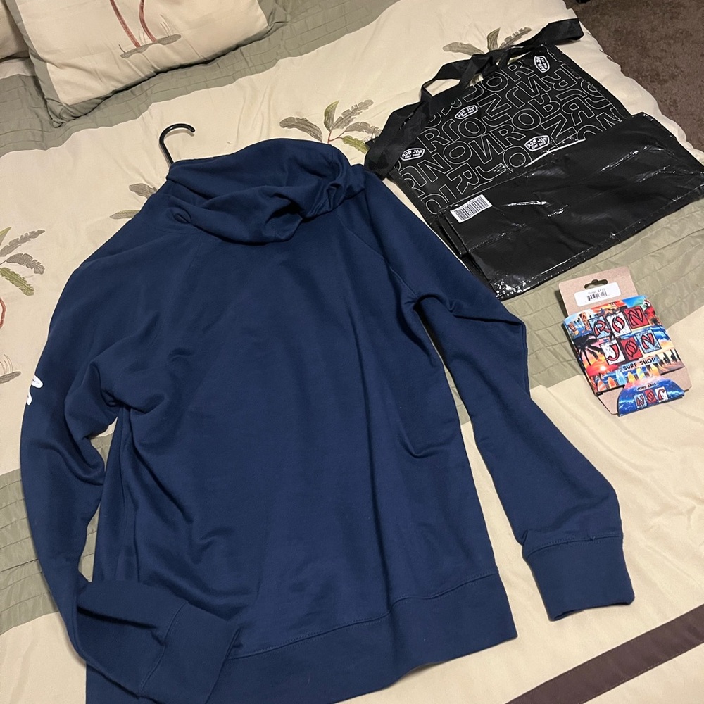 BEACH BUNDLE BABY!! ๐ ๐โโ๏ธ ๐ด
RON JON Set- Medium hoodie, Tote Bag and Cousy - Picture 8 of 8